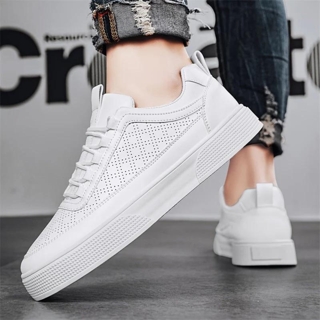 Weiße Sneaker aus Leder, perforiert, unisex, modisch, bequem, ideal für Freizeit und Sport.