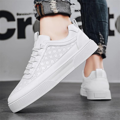 Weiße Sneaker aus Leder, perforiert, unisex, modisch, bequem, ideal für Freizeit und Sport.