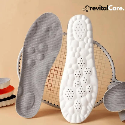 Graue und weiße orthopädische Einlegesohlen, ergonomisch, auf Tennisschläger.