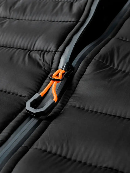 Schwarze Daunenjacke mit Reißverschluss und orangefarbenem Zugband, warm, stilvoll, wintertauglich.