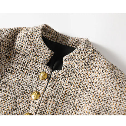 Beige Tweed-Jacke mit goldenen Knöpfen, elegantes Design, Damenmode, Herbstkollektion.
