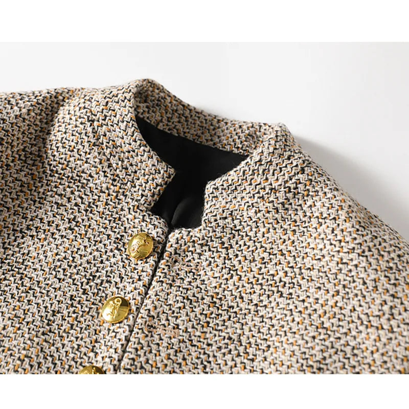 Damen Tweed Blazer, beige, goldene Knöpfe, elegantes Design, Herbstmode, hochwertig.