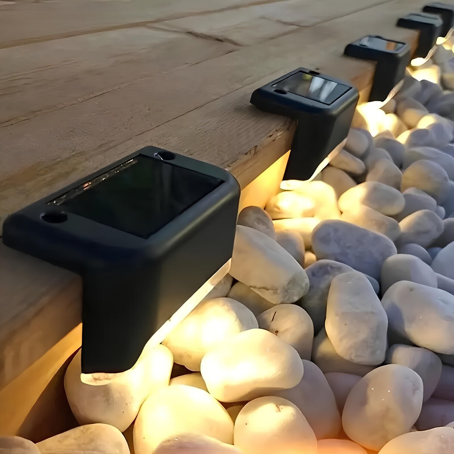 Solarlampen für Außenbereich, schwarz, auf Holzstufen montiert, beleuchten weiße Kieselsteine.