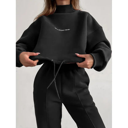 Frau in schwarzem Sweatshirt und Jogginghose, lässige Mode, bequeme Freizeitkleidung.