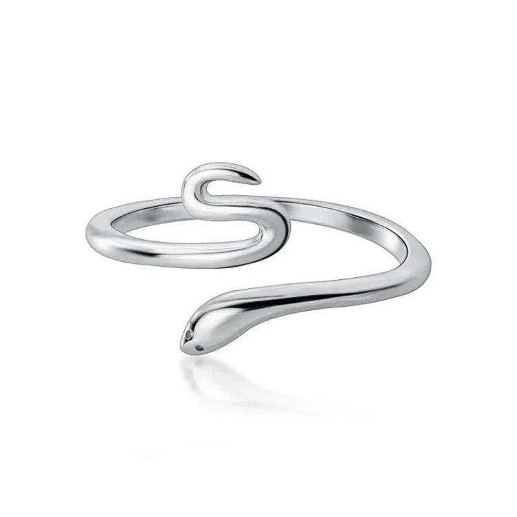 Silberner Schlangenring, minimalistisches Design, eleganter Schmuck, modisches Accessoire.