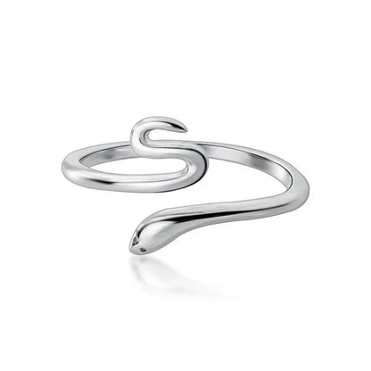 Silberner Schlangenring, minimalistisches Design, eleganter Schmuck, modisches Accessoire.