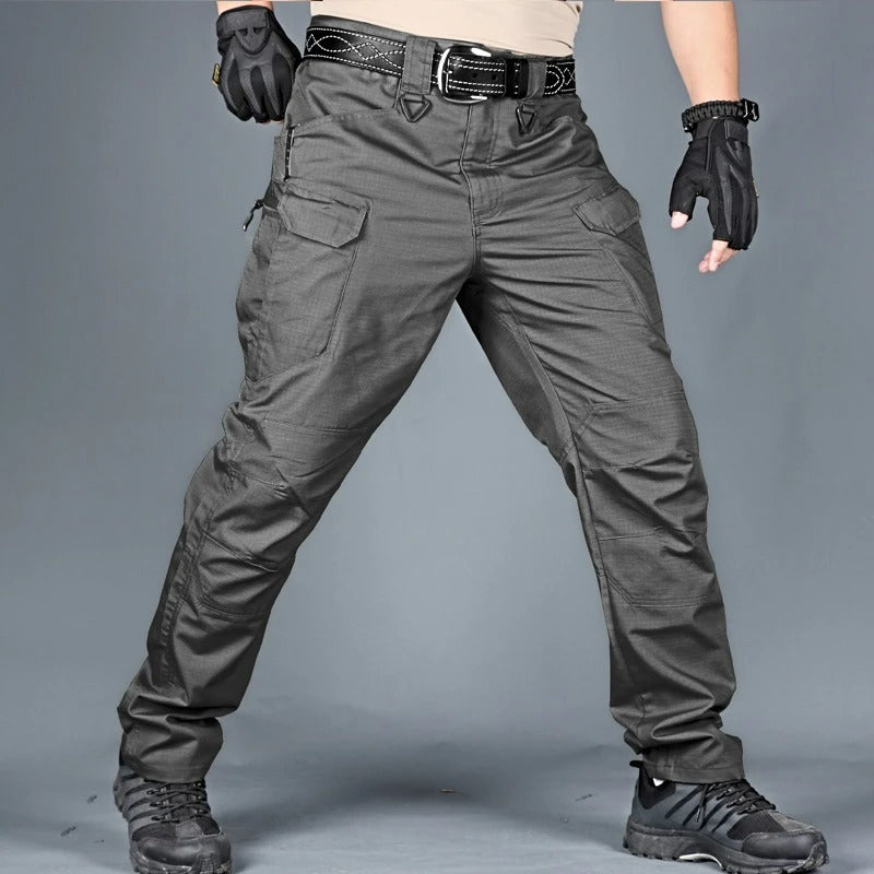Taktische graue Cargohose für Herren, robustes Material, ideal für Outdoor-Aktivitäten.
