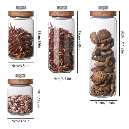 Vorratsgläser aus Glas mit Holzdeckel, gefüllt mit getrockneten Pilzen und Chilis, verschiedene Größen.
