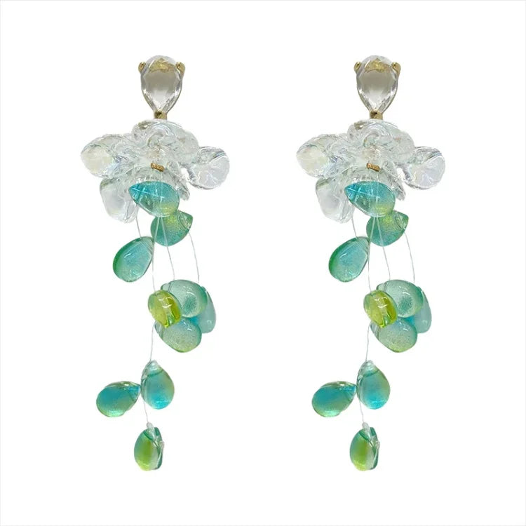 Transparente Ohrringe mit grünen und blauen Perlen, eleganter Schmuck, handgefertigt.