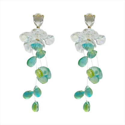 Transparente Ohrringe mit grünen und blauen Perlen, eleganter Schmuck, handgefertigt.