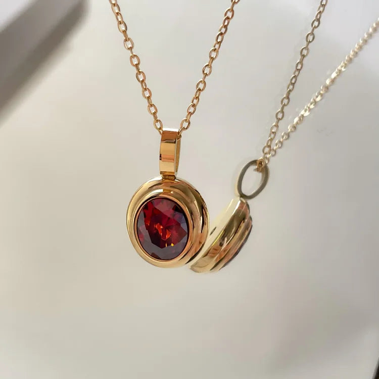 Goldene Halskette mit rotem Edelstein-Anhänger, elegantes Schmuckdesign, Damenaccessoire.