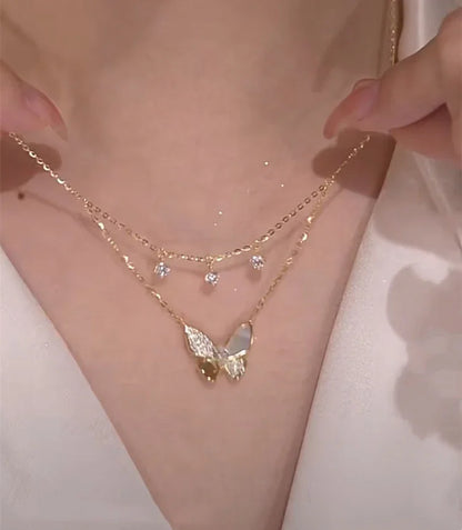 Goldene Schmetterlingskette mit Kristallen, eleganter Schmuck für Damen, modisches Accessoire.