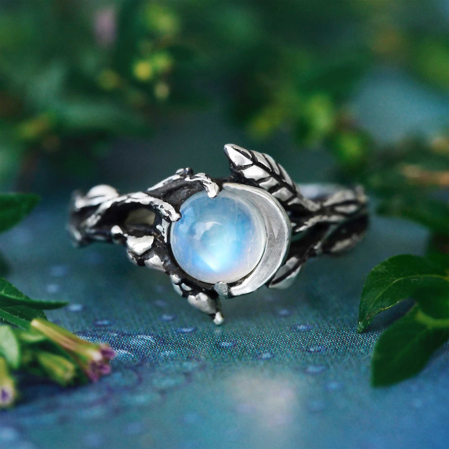 Silberring mit Mondstein, Blattdesign, handgefertigt, Schmuck, Naturmotiv, Damenring.