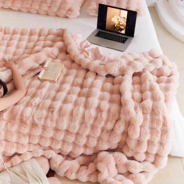 Rosa Plüschdecke auf Bett mit Laptop und Buch, gemütliche Wohnkultur, Schlafzimmer Deko.