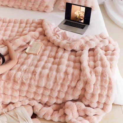 Rosa Plüschdecke auf Bett mit Laptop und Buch, gemütliche Wohnkultur, Schlafzimmer Deko.