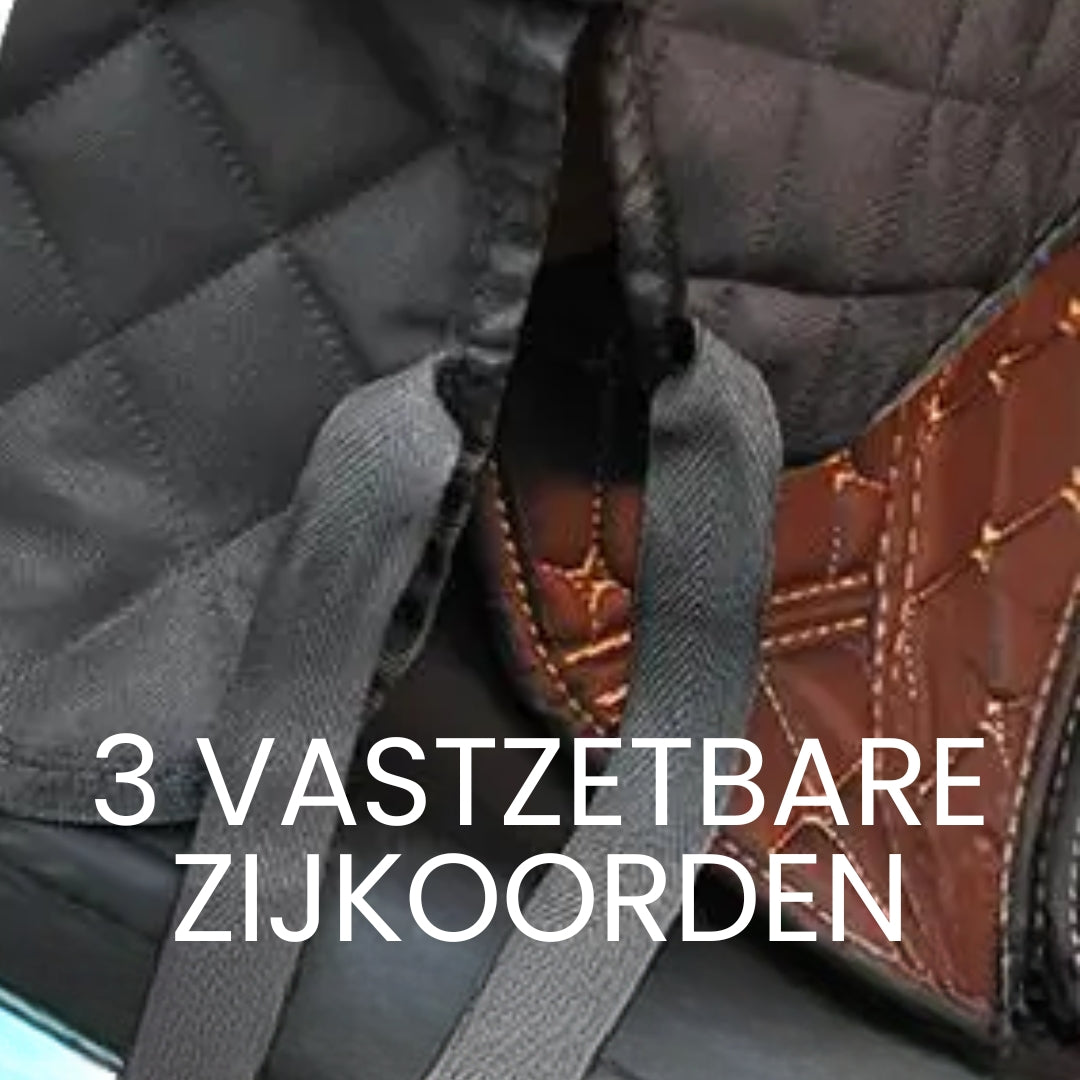 Schwarze gesteppte Tasche mit braunen Details und drei Befestigungsbändern.