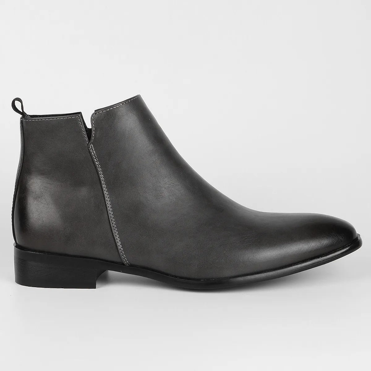 Dunkelgrauer Chelsea Boot aus Leder, seitlicher Reißverschluss, elegantes Design für Herren.