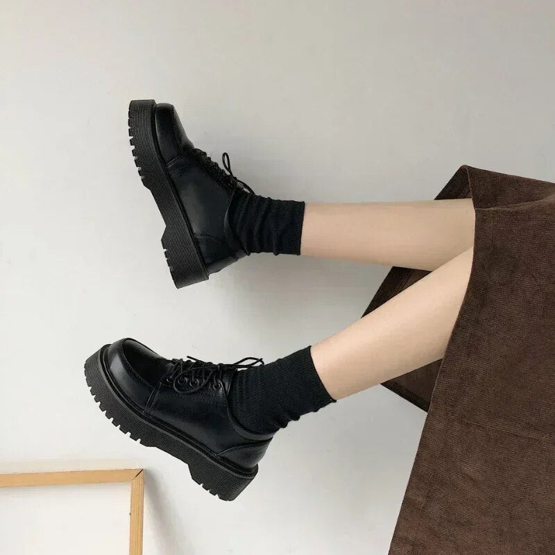 Schwarze Damen-Lederschnürschuhe mit dicker Sohle, modisch, elegant, bequem.