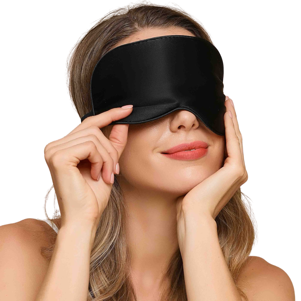 Frau mit schwarzer Schlafmaske aus Seide, komfortabel, ideal für erholsamen Schlaf.