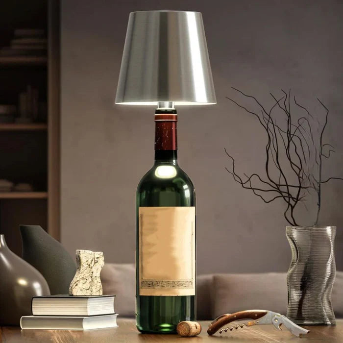 Weinflaschenlampe mit silbernem Schirm, moderne Tischleuchte, Wohnzimmerdekoration, stilvoll.
