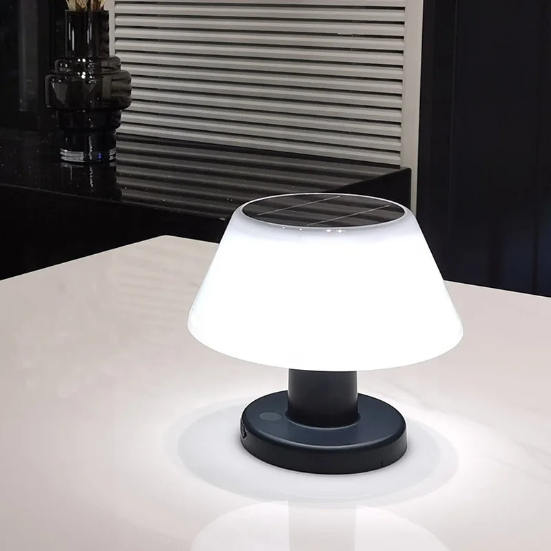 Moderne LED-Tischlampe, weiß, solarbetrieben, für Innenräume, energiesparend, stilvolles Design.