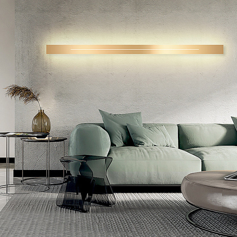 Moderne Wohnzimmerbeleuchtung, goldene LED-Wandleuchte, minimalistisches Design, energiesparend.