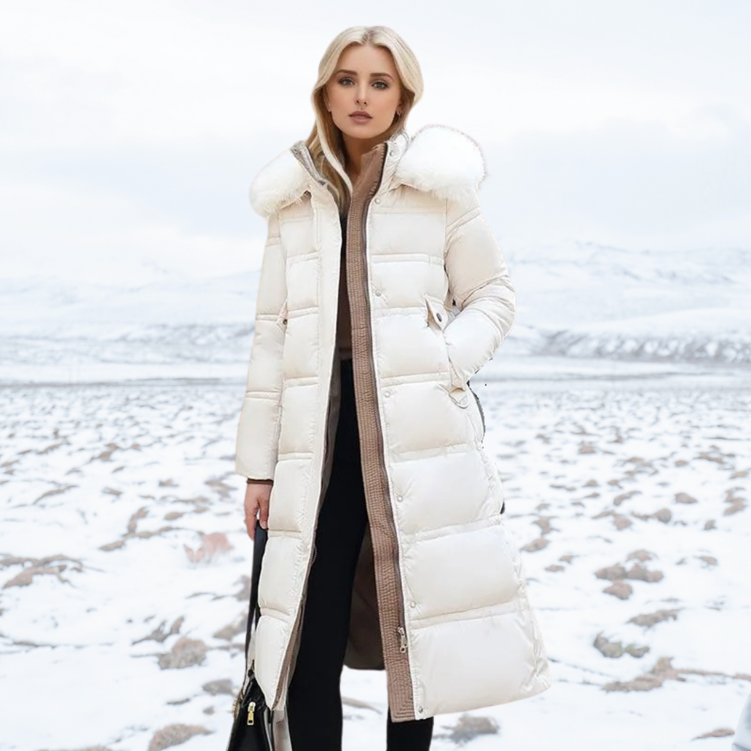 Frau in weißem Daunenmantel im Schnee, Wintermode, eleganter Damenmantel, Outdoor-Bekleidung.