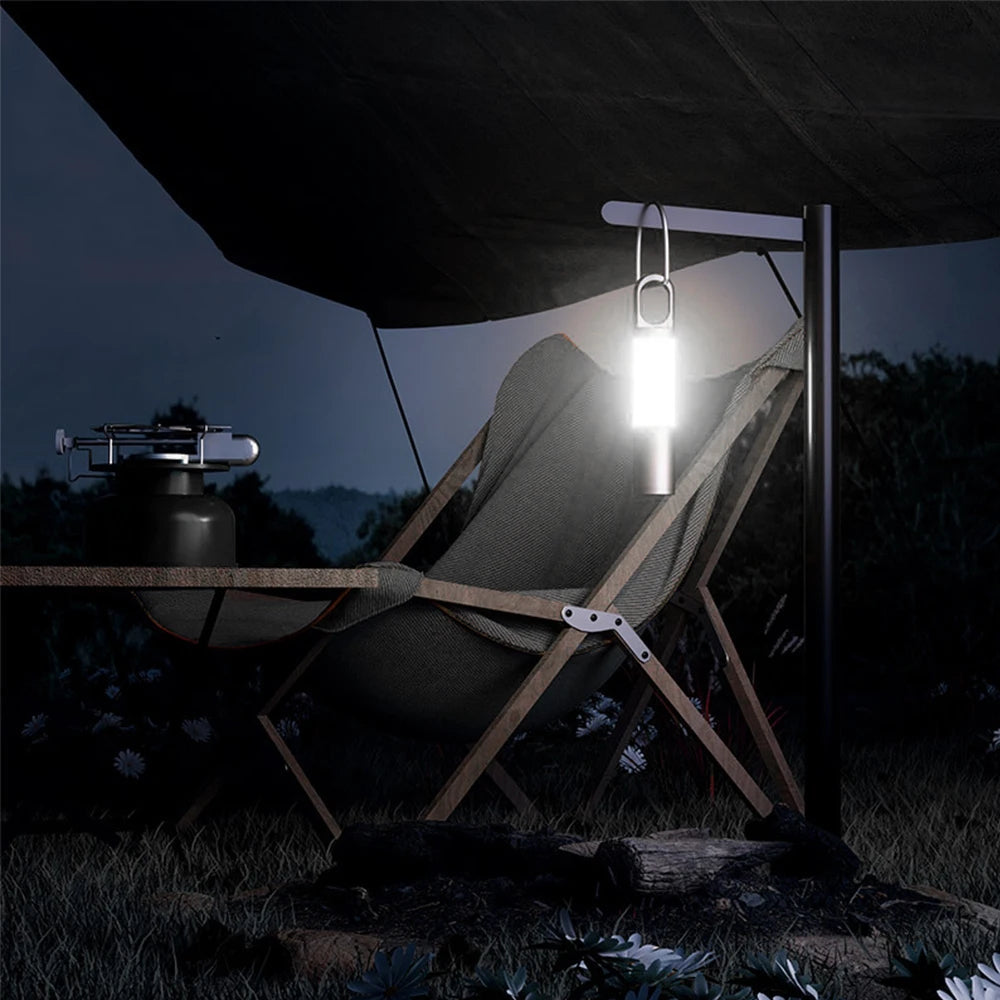Tragbare LED-Campinglampe beleuchtet Hängematte bei Nacht, ideal für Outdoor-Abenteuer.