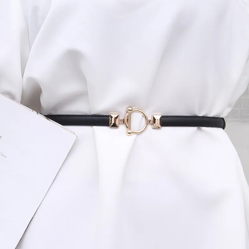 Schwarzer Ledergürtel mit goldener Schnalle, Damenmode Accessoire, elegant und stilvoll.