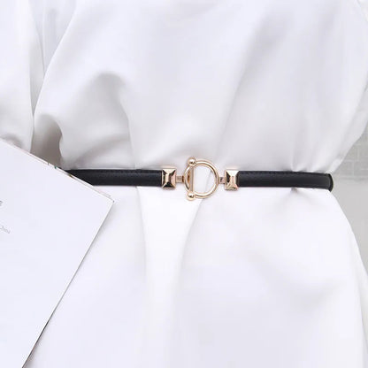 Schwarzer Ledergürtel mit goldener Schnalle, Damenmode Accessoire, elegant und stilvoll.