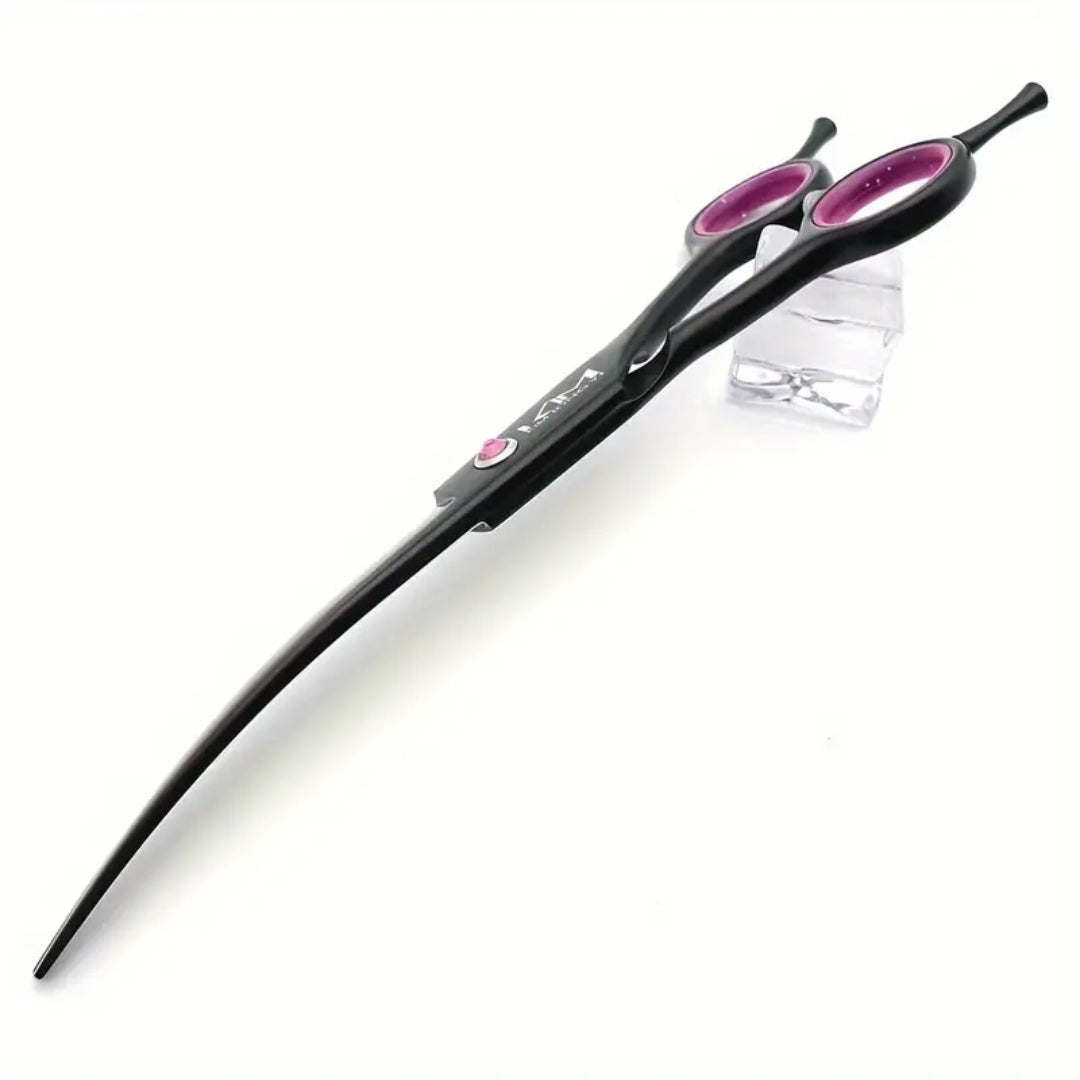 Schwarze, gebogene Friseurschere mit pinken Griffen auf weißem Hintergrund.