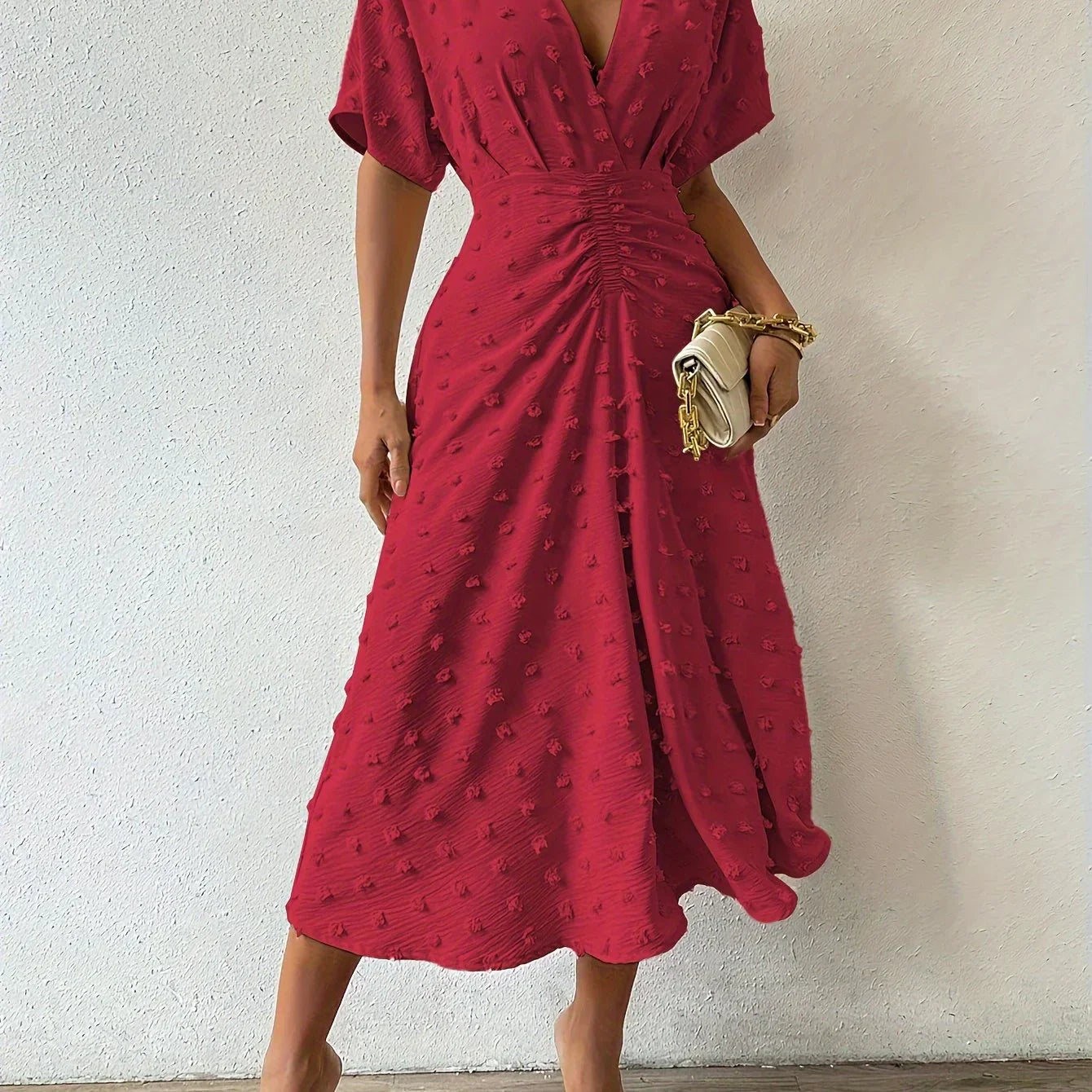 Rotes Damenkleid mit V-Ausschnitt, gerafftem Design, knielang, elegant, Sommermode.