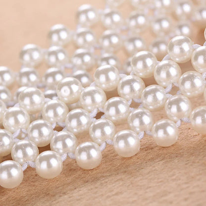Weiße Perlenkette auf Holzoberfläche, Schmuck, elegant, klassisch, Accessoire, Nahaufnahme.