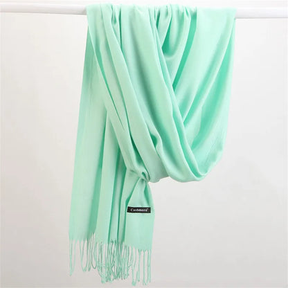 Mintgrüner Kaschmirschal mit Fransen, weich, luxuriös, modisches Accessoire für Damen.