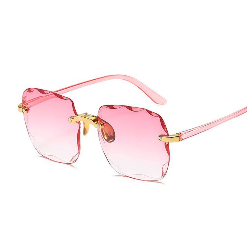 Rosa Sonnenbrille mit goldenen Details, quadratische Gläser, modisches Accessoire.