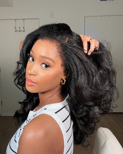 Svart HD-lace-peruk med body wave och lockig kant – Amara