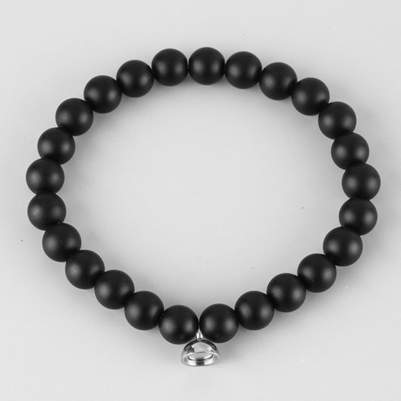 Schwarzes Perlenarmband mit silbernem Anhänger, Schmuck, Unisex, modisch, elegant.