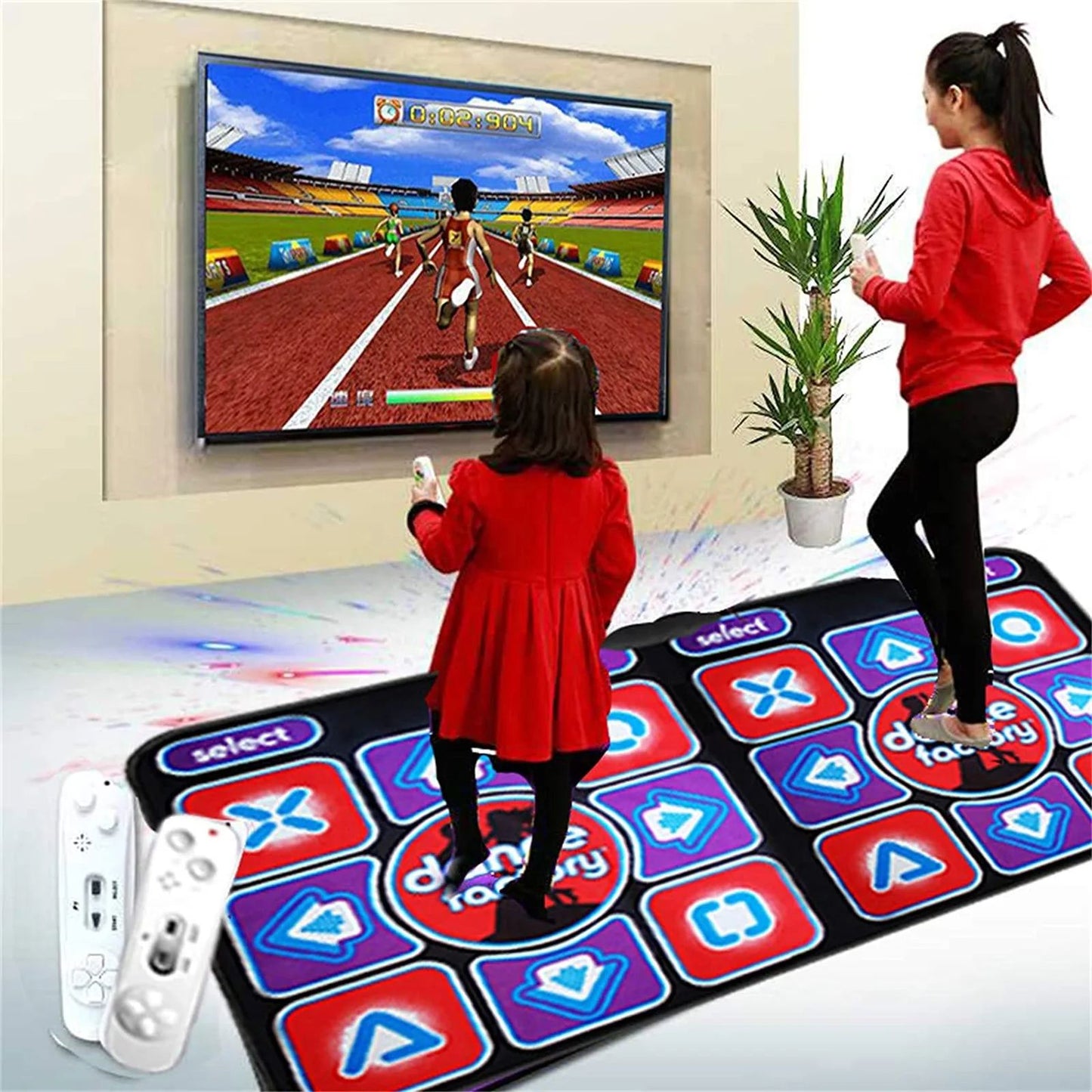 Frau und Kind tanzen auf Tanzmatte vor Fernseher, interaktives Spiel, Indoor-Entertainment.
