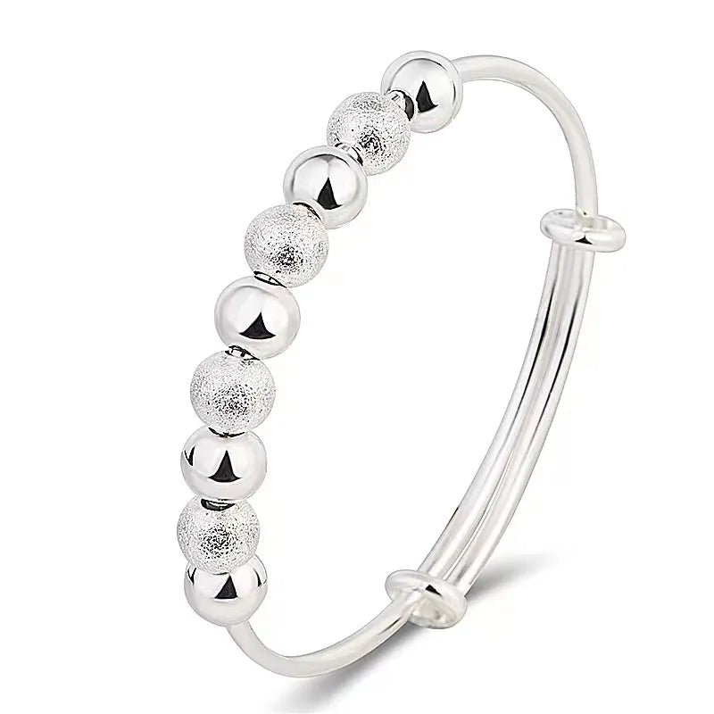Silberarmband mit glänzenden und matten Kugeln, elegantes Schmuckdesign für Damen.