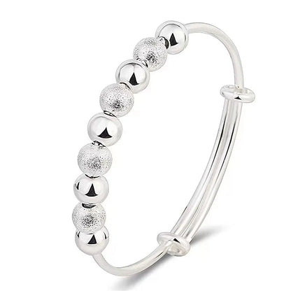 Silberarmband mit glänzenden und matten Kugeln, elegantes Schmuckdesign für Damen.