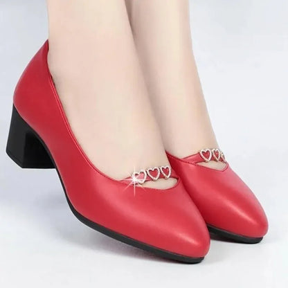 Rote Damenschuhe mit Herzdekor, Blockabsatz, elegant, modisch, bequem, Lederoptik.