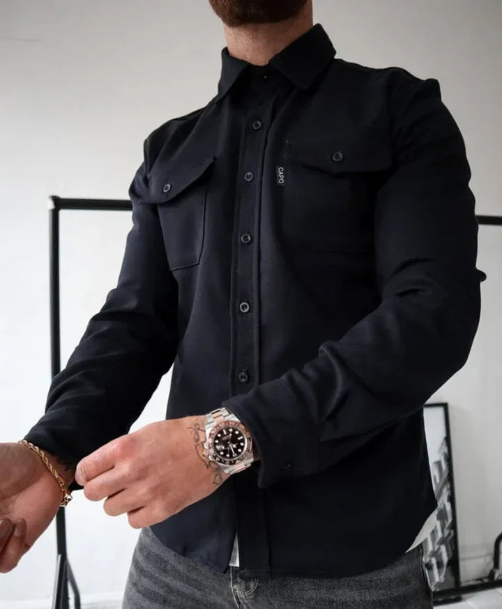 Mann in schwarzem Hemd mit Uhr, modisch, elegant, Herrenmode, Langarm, Freizeitkleidung.