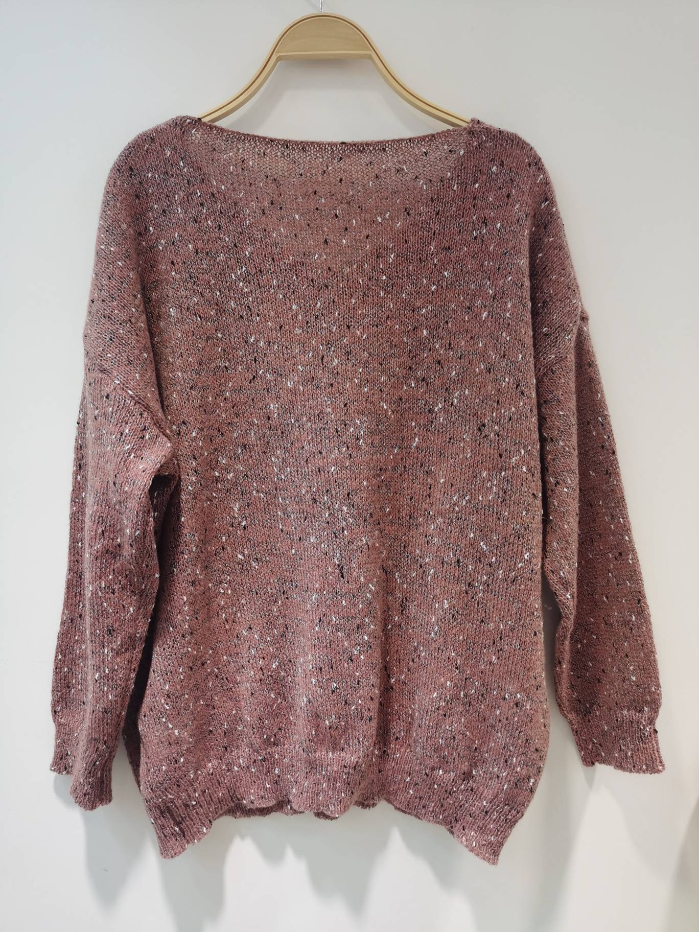 Rosa Damenpullover aus Strick, langärmelig, mit Pailletten, modisch, bequem, elegant.