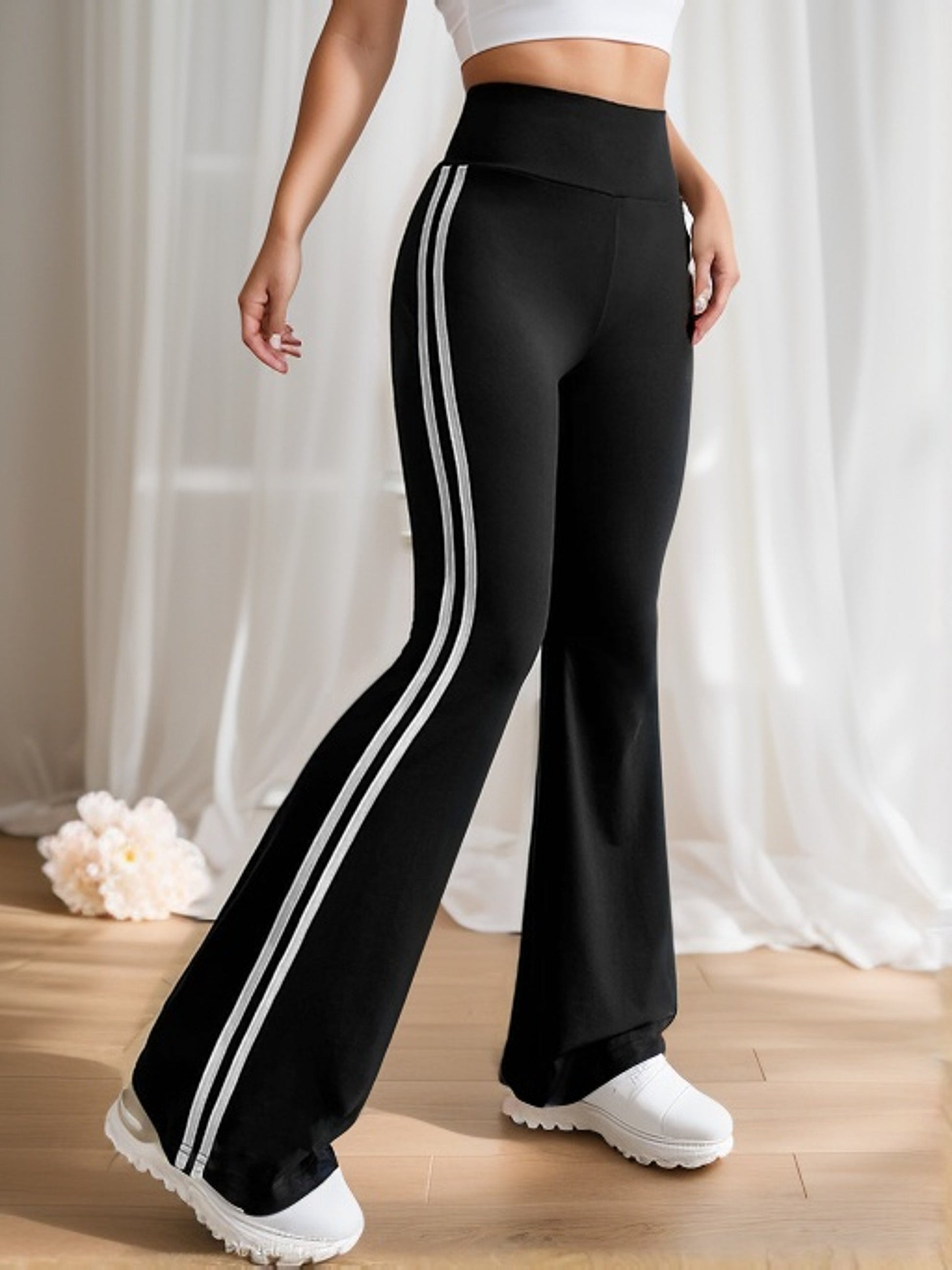 Schwarze Schlaghose Damen, weiße Streifen, Sportbekleidung, elastisch, bequem, modisch.