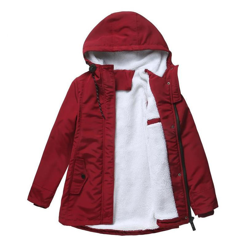 Röd parkas liggande med öppen framkant som visar det vita fleecefodret och huvan 3