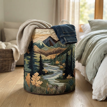 Korgen står på trägolvet bredvid en säng, med en stickad filt och ett par jeans som hänger över kanten. 4