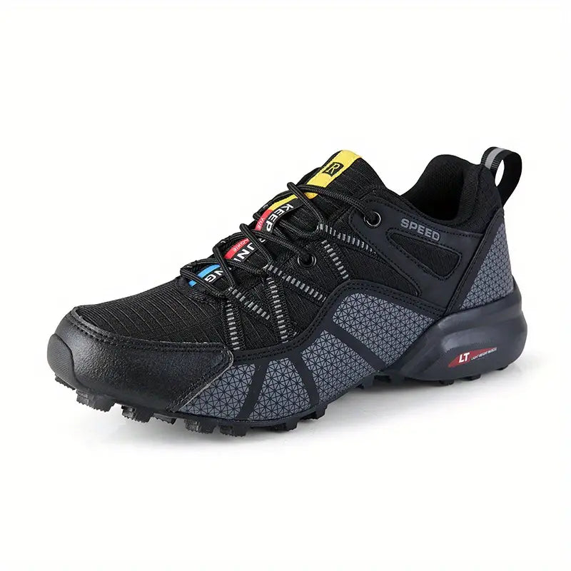 Schwarzer Trailrunning-Schuh, atmungsaktiv, rutschfeste Sohle, ideal für Outdoor-Aktivitäten.