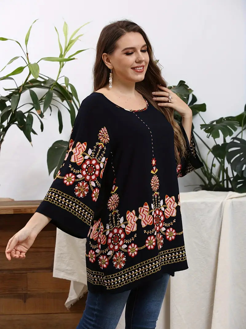 Frau trägt schwarzes Boho-Kleid mit buntem Blumenmuster, lässig, modisch, elegant.