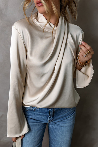 Frau in cremefarbener Satinbluse und blauer Jeans, elegantes Outfit, Mode, Damenbekleidung.