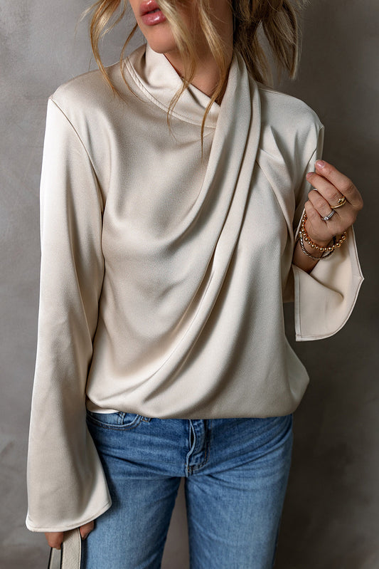 Frau in cremefarbener Satinbluse und blauer Jeans, elegantes Outfit, Mode, Damenbekleidung.